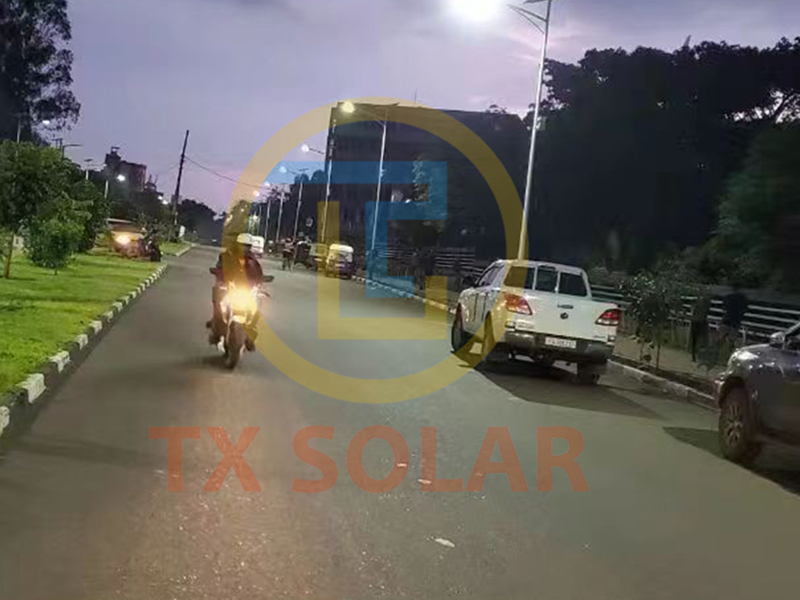 Lâmpada de rua solar Etiópia 8m100w (2)