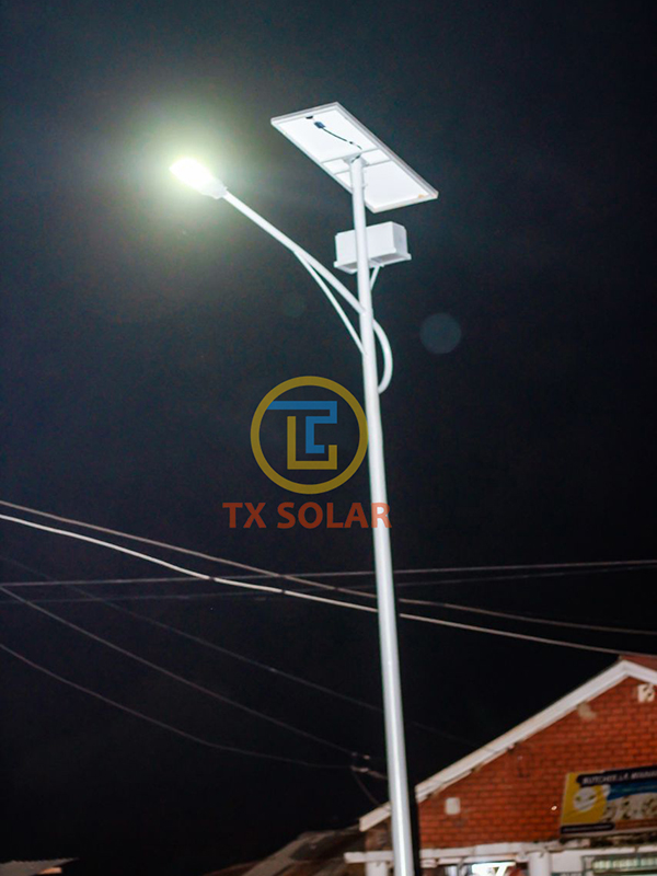 Lâmpada de rua solar de 8 metros e 50 watts na Tanzânia (1)