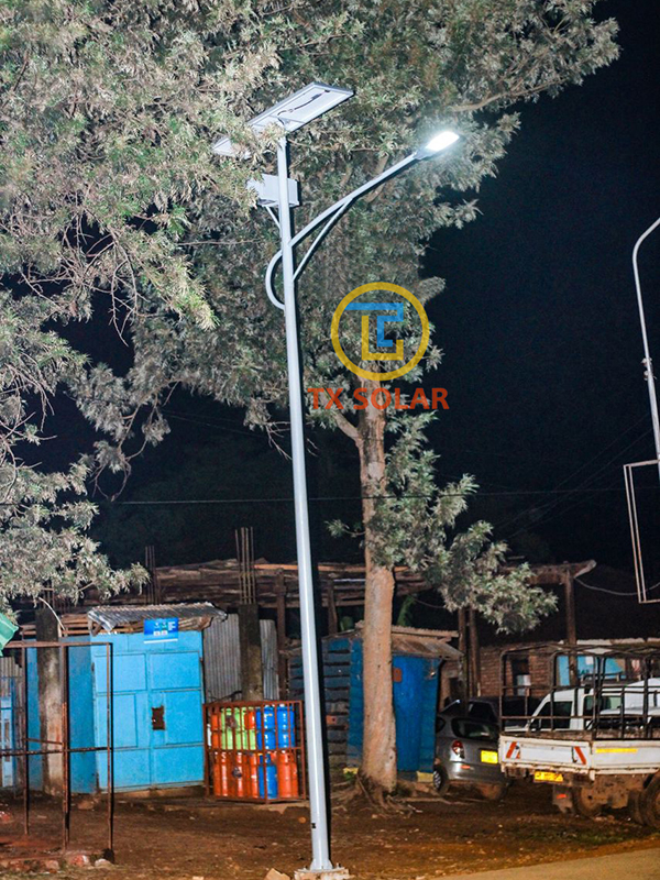 Tanzania 8-metrowa słoneczna lampa uliczna o mocy 50 W (2)