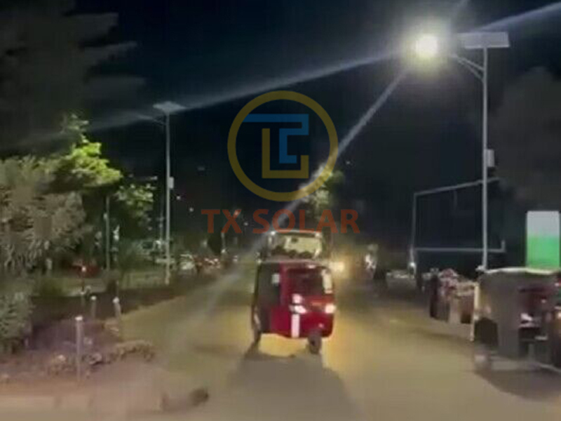 Lampu jalan surya Tanzania 8m60w (2)