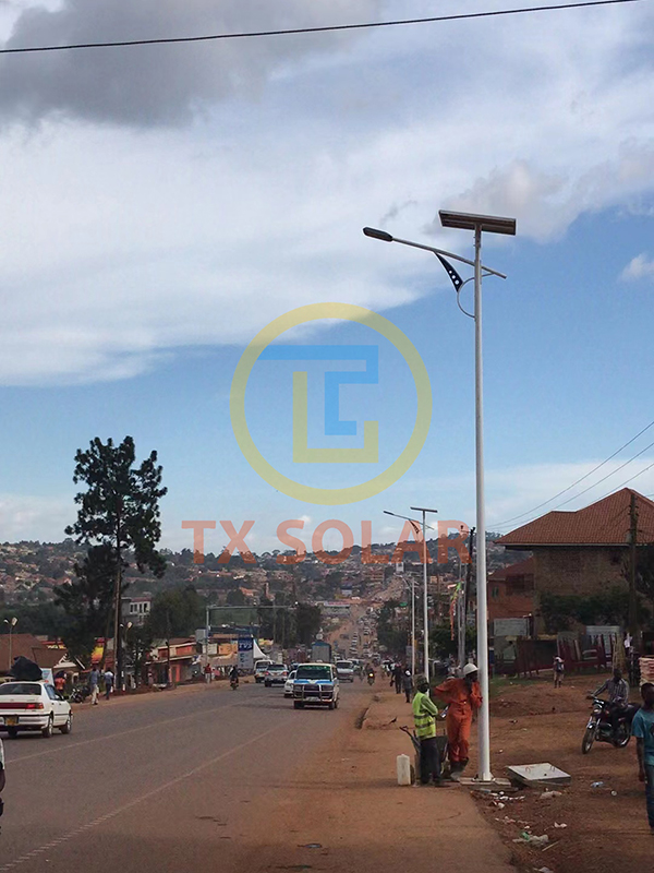 Uganda lampu jalan surya 8 méter 60 watt (1)