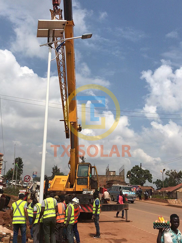 Uganda 8 metres 60 Watt Hnub Ci Txoj Kev Teeb (4)