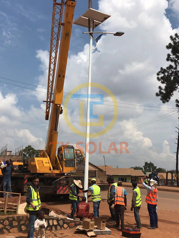 Uganda 8 metrov 60 vatna sončna ulična svetilka (5)