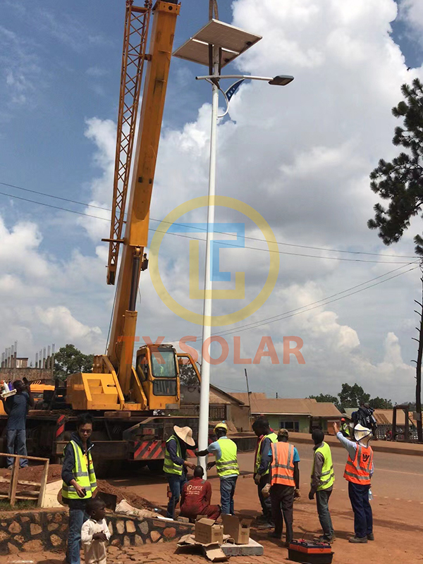 Uganda 8 metres 60 Watt Hnub Ci Txoj Kev Teeb (5)