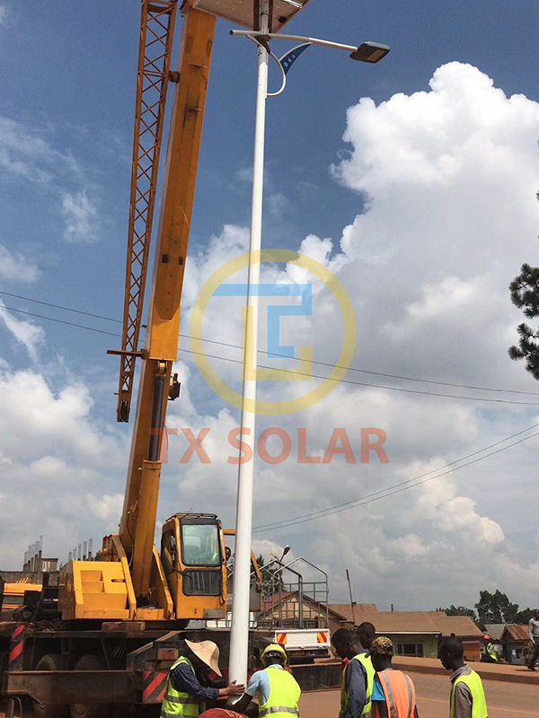 Farola solar de 8 metros y 60 vatios de Uganda (6)