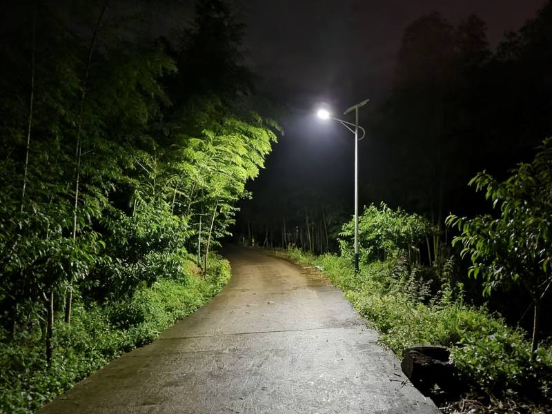 د لمریزې سړک د څراغ ستنې